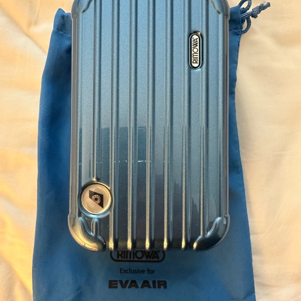 EVA AIR’s RIMOWA Toiletry Case in Blue Metal color